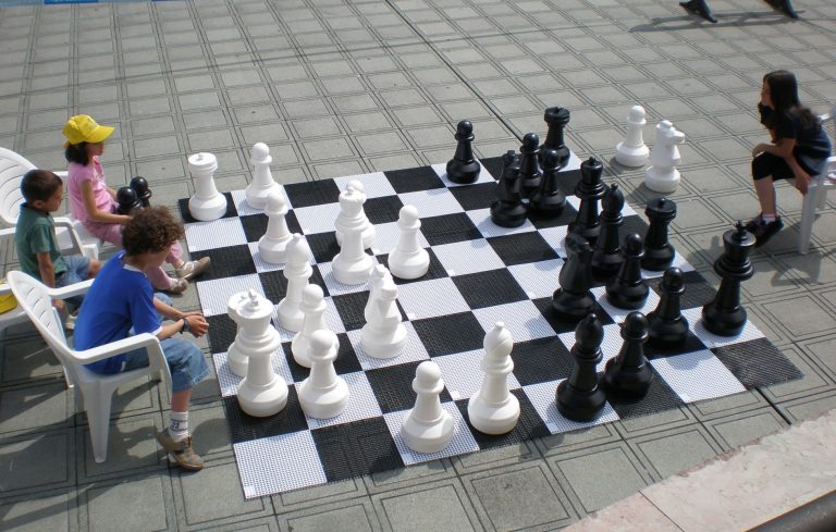 Simultánea y juego gigante de ajedrez infantil